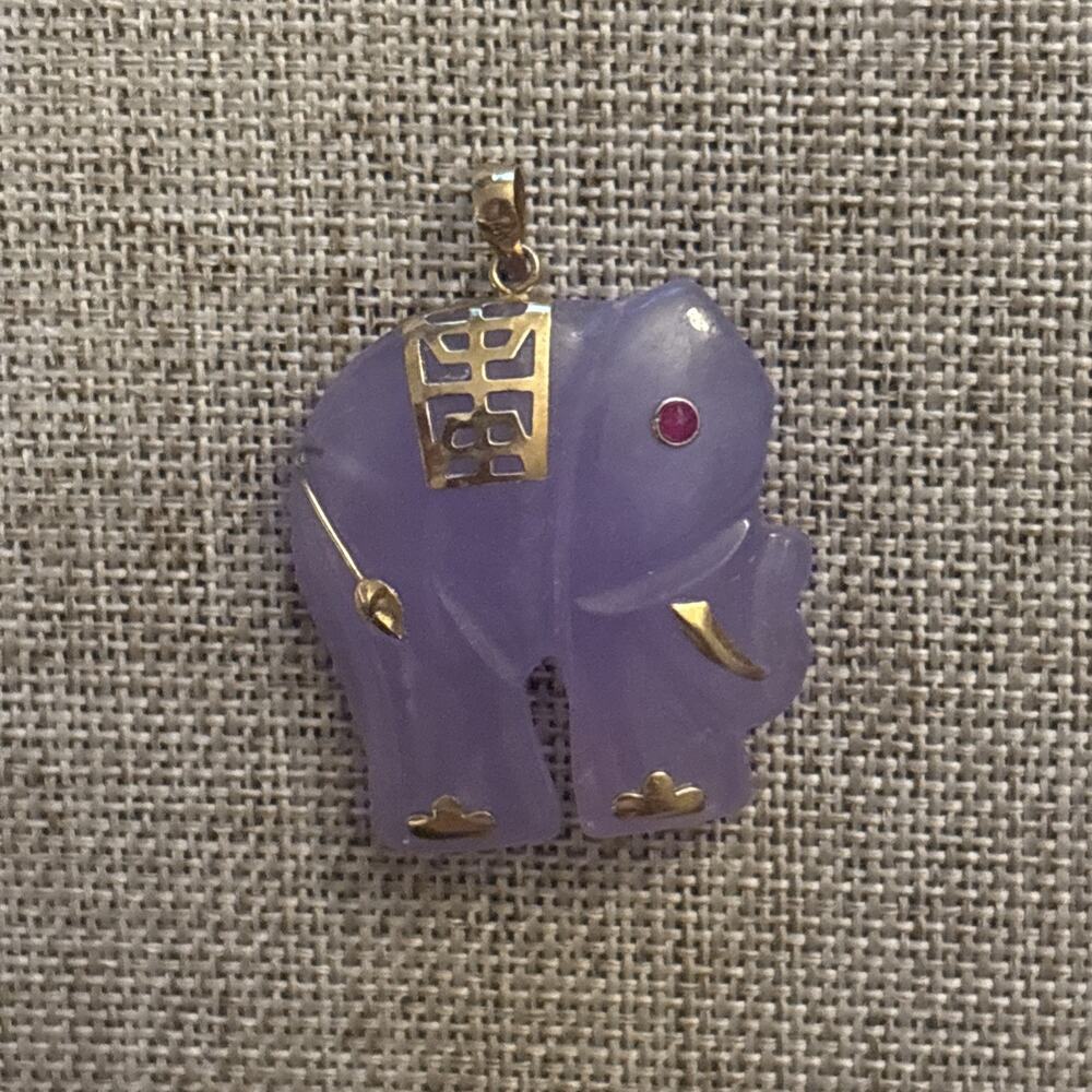 14k Yellow Gold Chinese Lavender Jade Elephant Pendant With Ruby eye